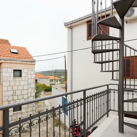 House Rokastone شقة