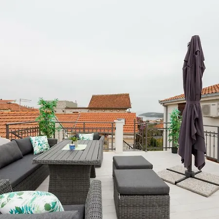 House Rokastone سبليت